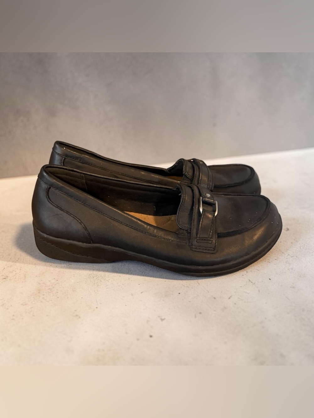 Classic Black Leather Women's Loafers size 8.5 - Picture 2 of 3